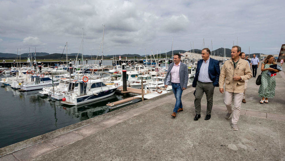 El consejero de Fomento, Ordenación del Territorio y Medio Ambiente, Roberto Media, visita el Puerto de Santoña junto al alcalde, Jesús Gullart