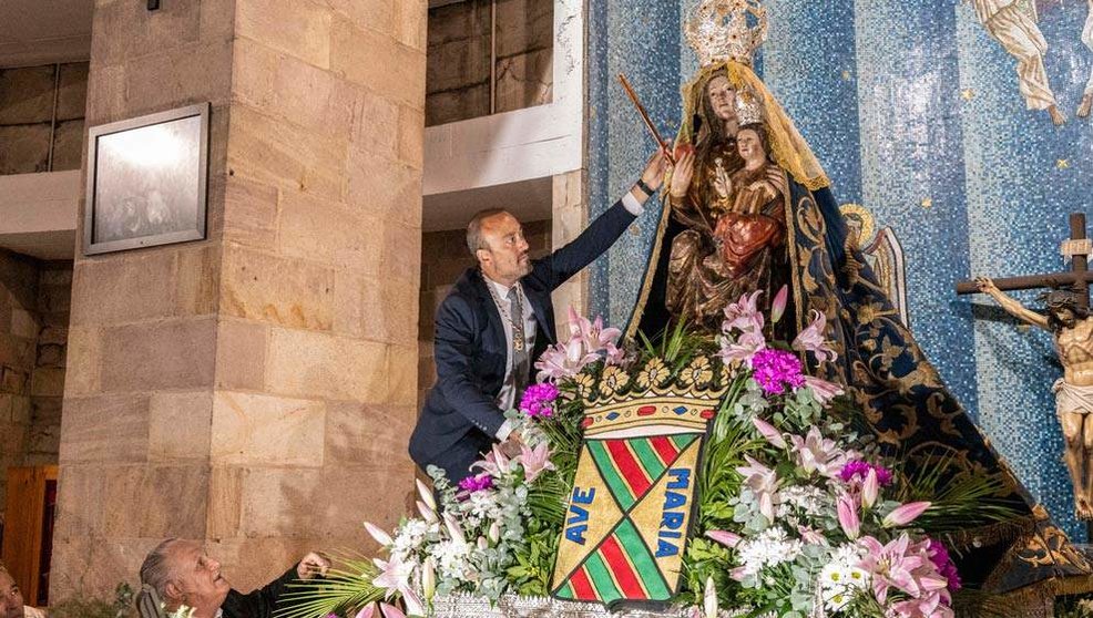 El alcalde de Torrelavega, Javier López Estrada, entrega el bastón de mando del municipio a la Virgen Grande