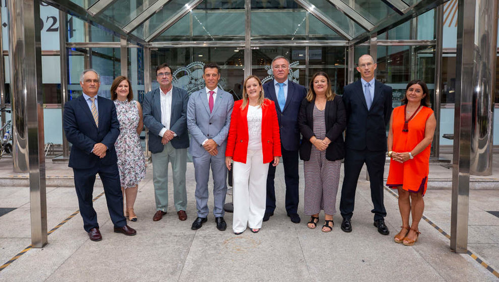 La consejera de Presidencia, Justicia y Simplificación Administración, Isabel Urrutia, con miembros de su equipo
