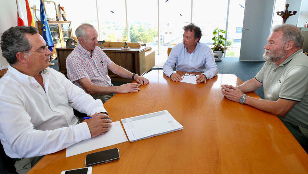 El consejero de Desarrollo Rural, Ganadería, Pesca, Alimentación, Pablo Palencia, se reúne con representantes de la Organización de Productores de Pesca de Altura de Cantabria (OPECA)
