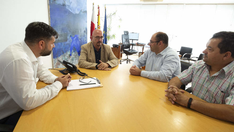 Encuentro del consejero de Salud, César Pascual, con el alcalde de Villafufre, José Luis Cobo