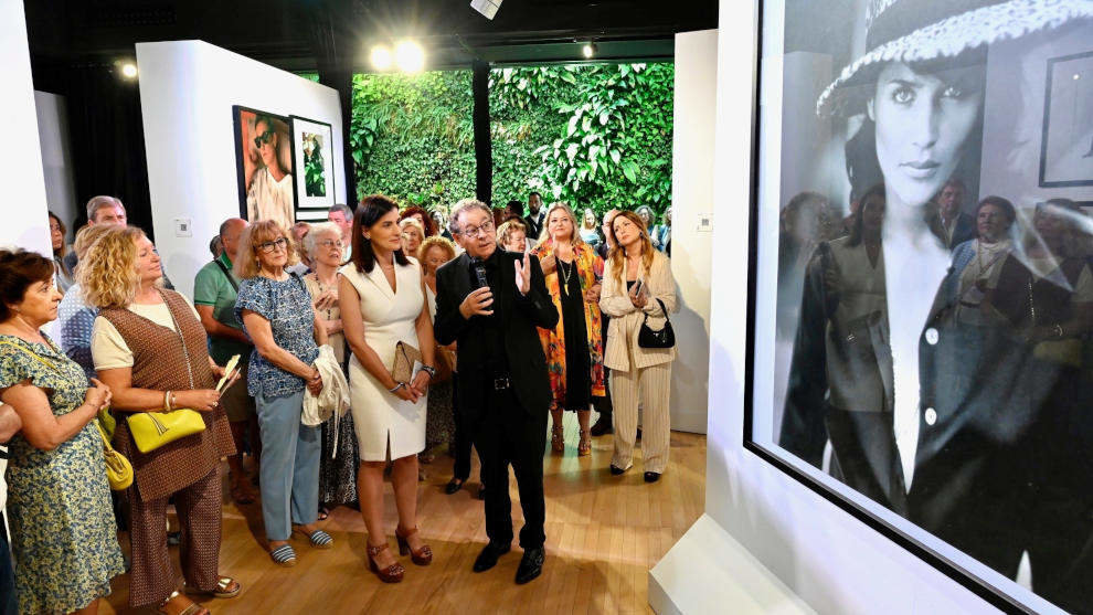 El modisto Roberto Verino en la inauguración de la muestra itinerante sobre sus creaciones y trayectoria que se expone hasta el 30 de agosto en el centro cívico de Tabacalera