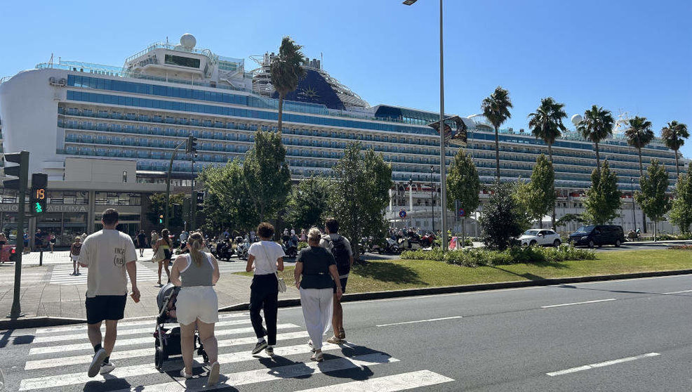 El crucero 'Ventura' atraca en el Puerto de Santander