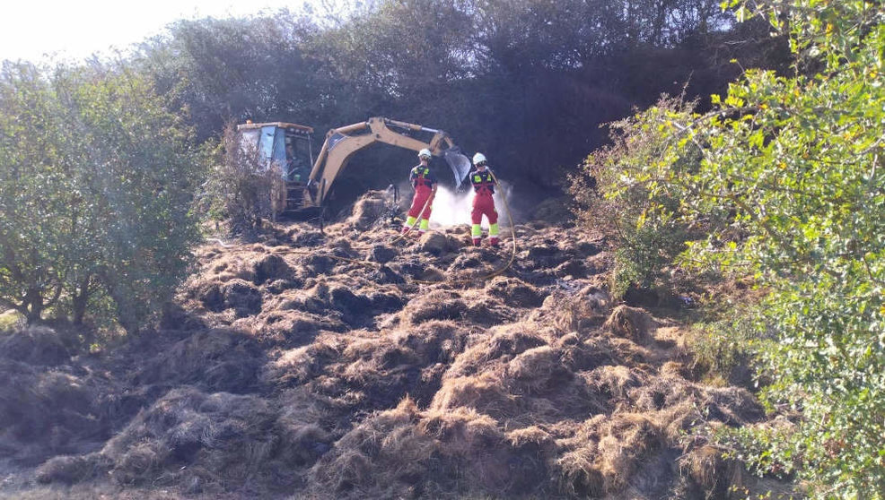 Bomberos de Reinosa sofocan un incendio en rollos de hierba en Matamorosa