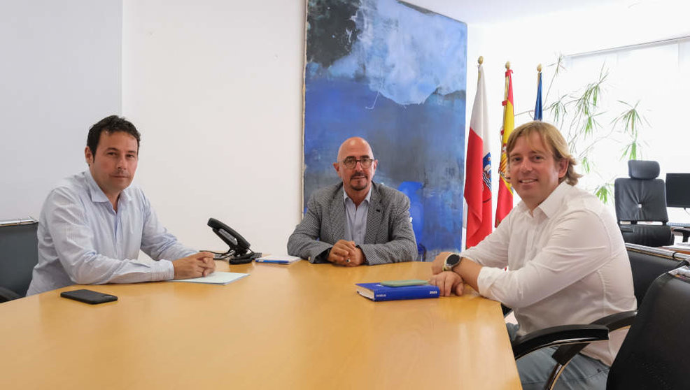 El consejero de Salud, César Pascual, recibe a la Junta Directiva de la Federación de Municipios de Cantabria