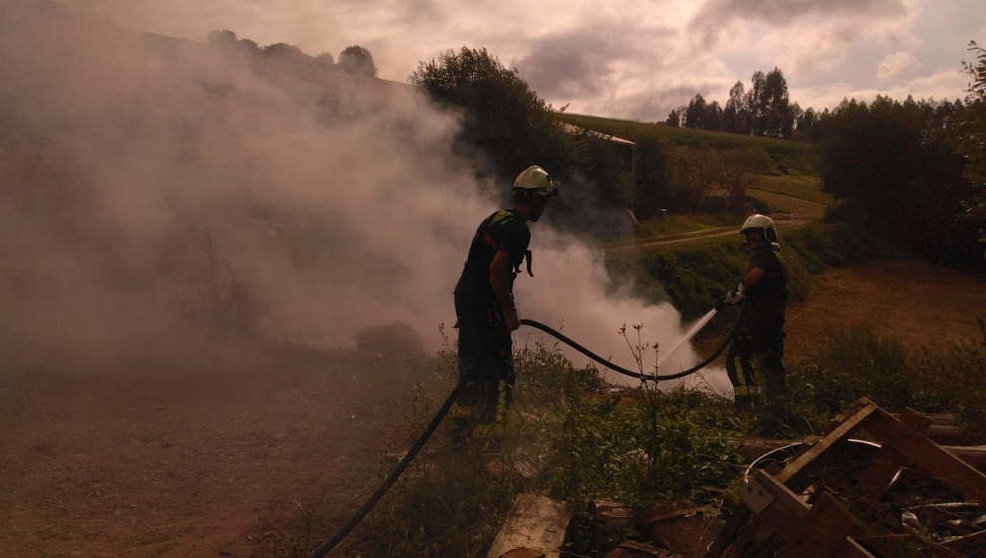 Bomberos sofocan un incendio de restos vegetales en una nave ganadera de Ruiseñada