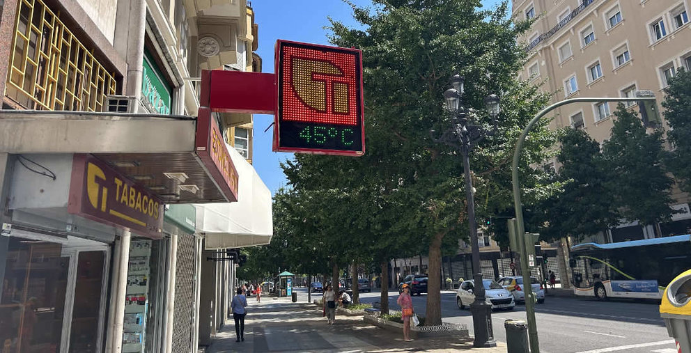 Termómetro, durante la ola de calor, a 45 grados en Santander