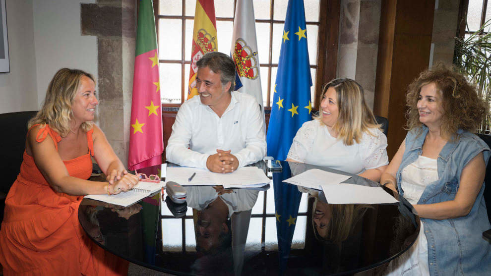 El alcalde de Camargo, Diego Movellán, se reúne con la responsable de Acción Territorial de UNATE, Cristina Bezanilla