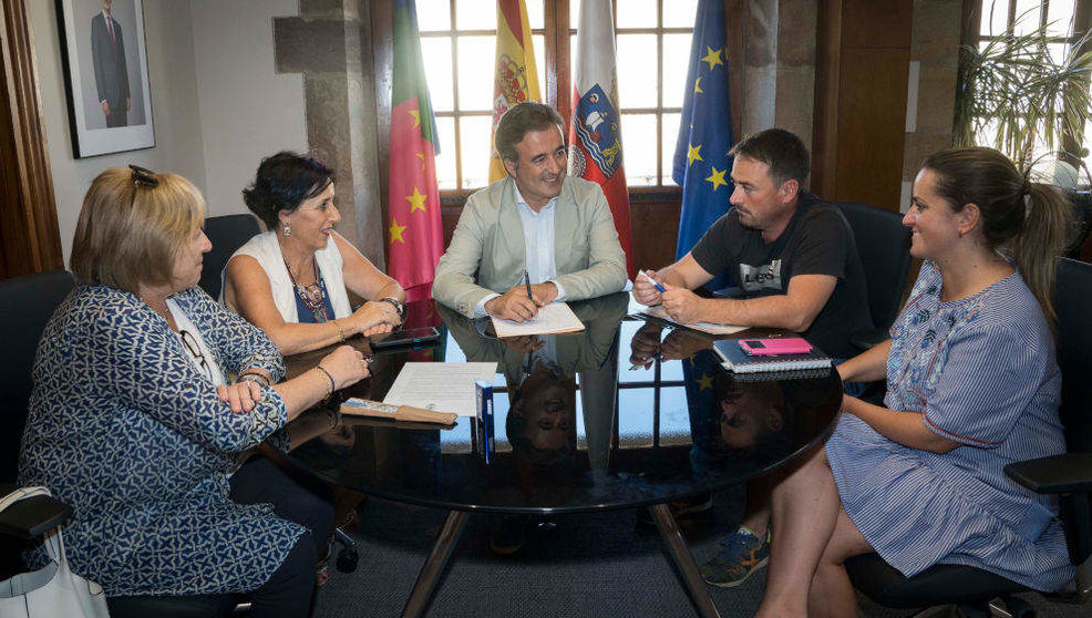 El alcalde de Camargo, Diego Movellán, se reúne con la presidenta de la Junta Vecinal de Revilla, Raquel Cuerno