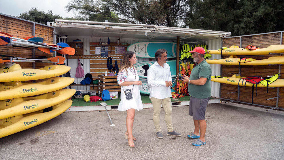 El alcalde de Camargo, Diego Movellán, visita el punto de alquiler de canoas de Punta Parayas
