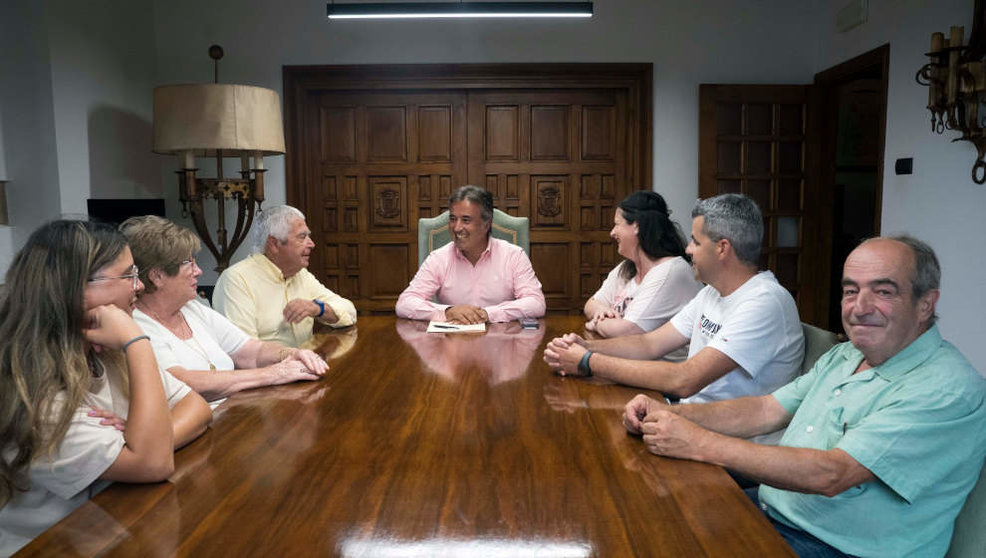 El alcalde de Camargo, Diego Movellán, se reúne con el presidente de la Junta Vecinal de Camargo, Ramón Mazo