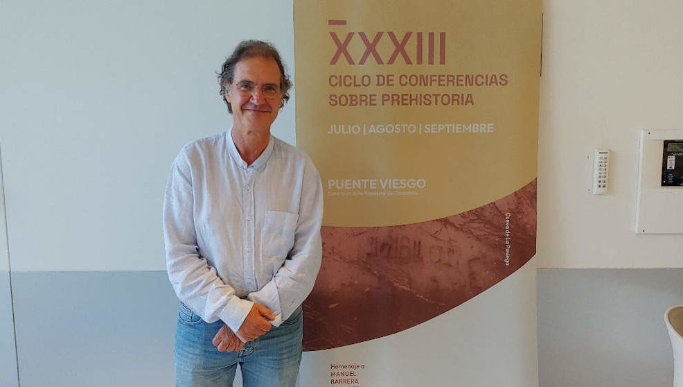 El prehistoriador Pablo Arias en el ciclo de conferencias de Puente Viesgo