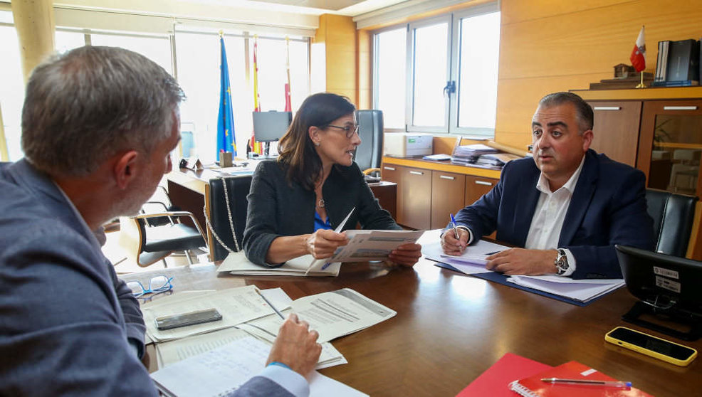 El consejero de Fomento, Ordenación del Territorio y Medio Ambiente, Roberto Media, se reúne con la alcaldesa de Santander, Gema Igual