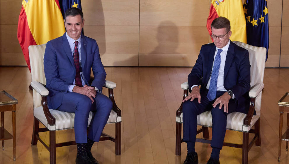 El presidente del Gobierno en funciones y líder del PSOE, Pedro Sánchez (i) y el presidente del PP, Alberto Núñez Feijóo (d), en su reunión en el Congreso de los Diputados