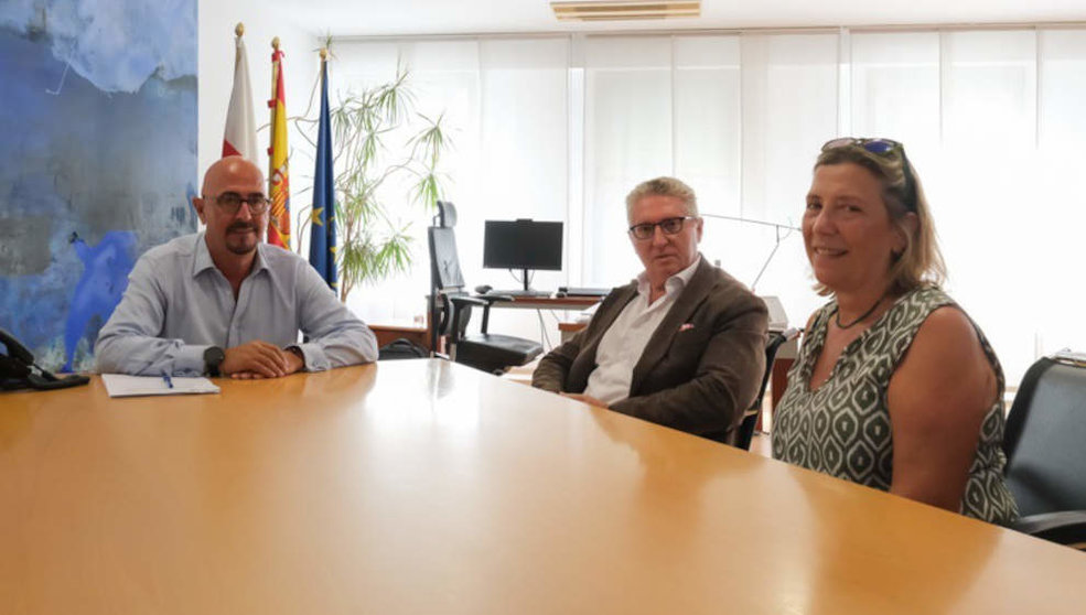 El consejero de Salud, César Pascual, recibe al presidente y gerente de la AECC Cantabria, Pedro Prada y a Celia García Horta