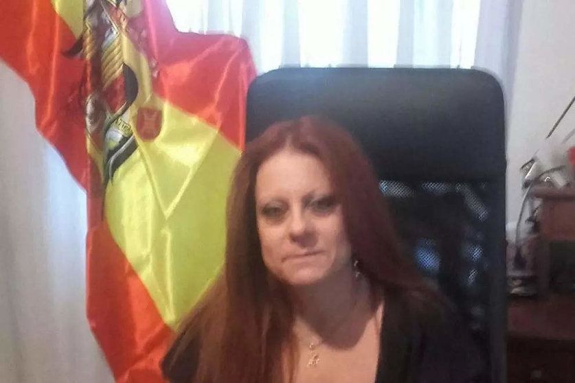 Esmeralda Pastor Estrada posaba en su perfil de Facebook con una bandera franquista