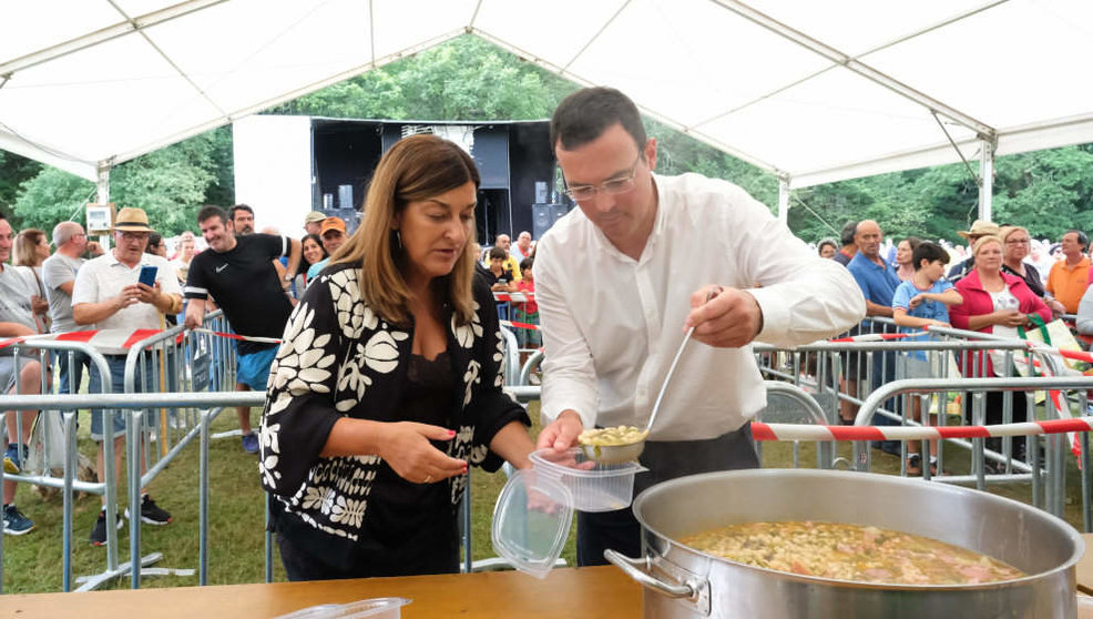 La presidenta de Cantabria, María José Sáenz de Buruaga, en la Fiesta del Cocido de Ucieda