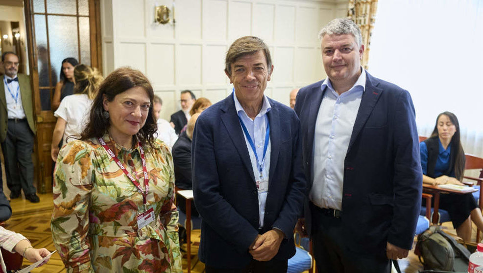 La directora de la Oficina del Gobierno de Cantabria en Bruselas , Inma Valencia; el rector de la UIMP, Carlos Andradas; y el consejero de Economía, Luis Ángel Agüeros