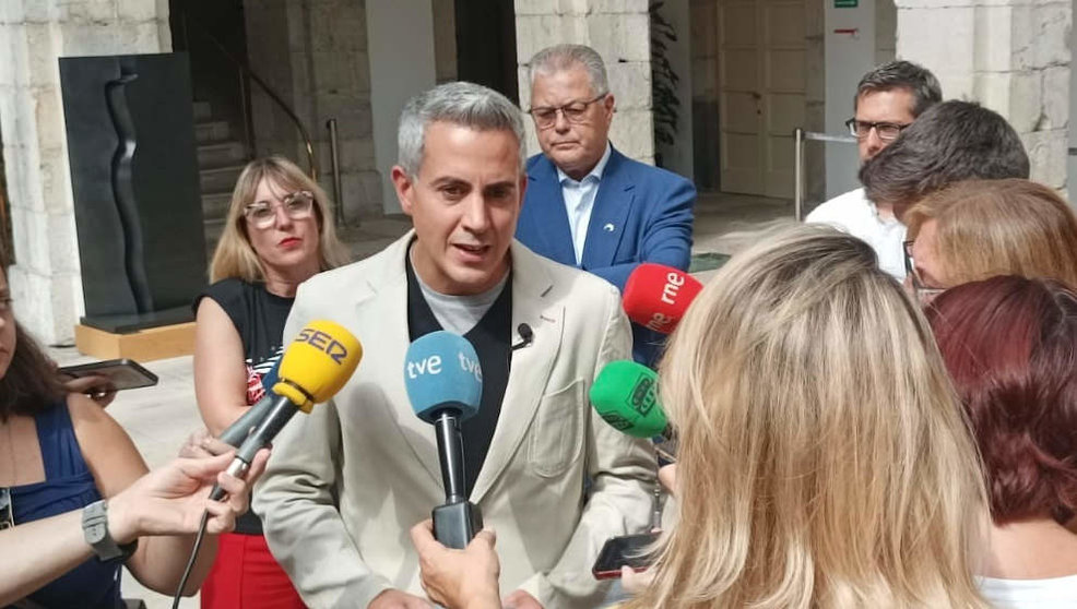 Declaraciones del secretario general del PSOE de Cantabria y portavoz del grupo parlamentario socialista, Pablo Zuloaga