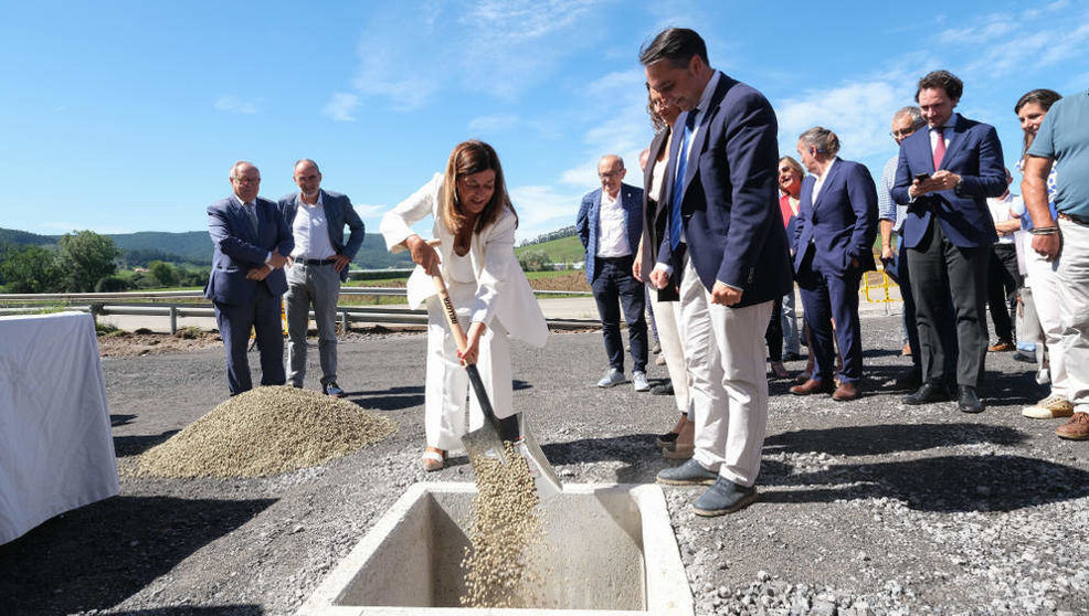 La presidenta de Cantabria, María José Sáenz de Buruaga, pone la primera piedra del Centro Logístico de La Pasiega