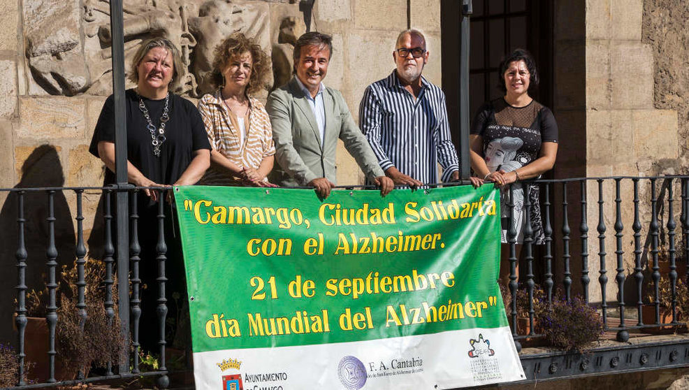 Pancarta en la fachada del Ayuntamiento bajo el lema 'Camargo, ciudad solidaria con el alzheimer. 21 de septiembre, Día Mundial del Alzheimer'