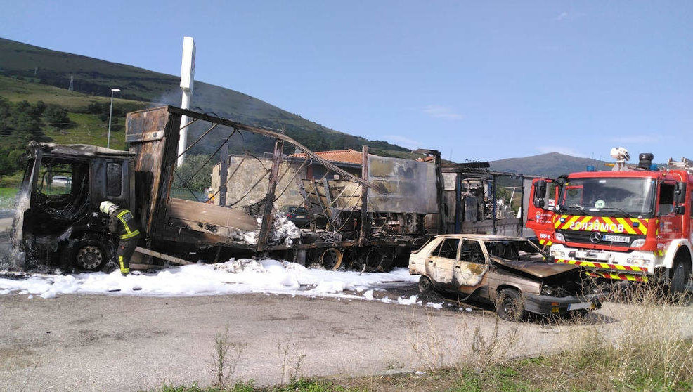 El camión incendiado en una estación de servicio de Arenas de Iguña