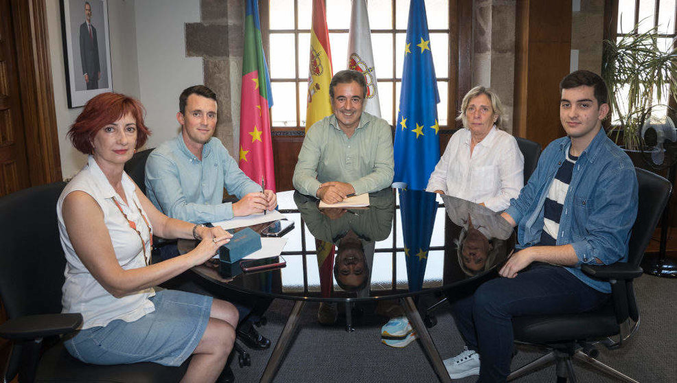 Reunión del alcalde de Camargo, Diego Movellán, con representantes de la Junta Vecinal de Escobedo
