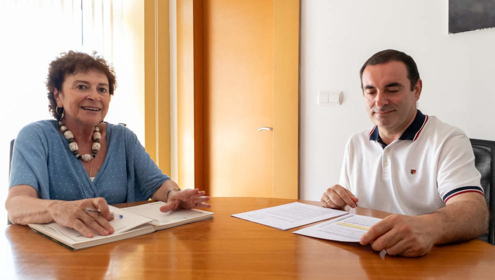 La alcaldesa de Comillas, María Teresa Noceda, junto al concejal de Turismo, Julián Rozas, durante una reunión