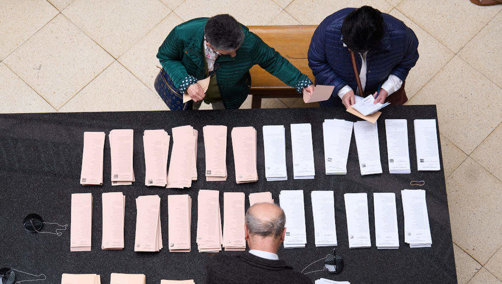 Una persona ejerce su derecho al voto en el Ayuntamiento de Santander