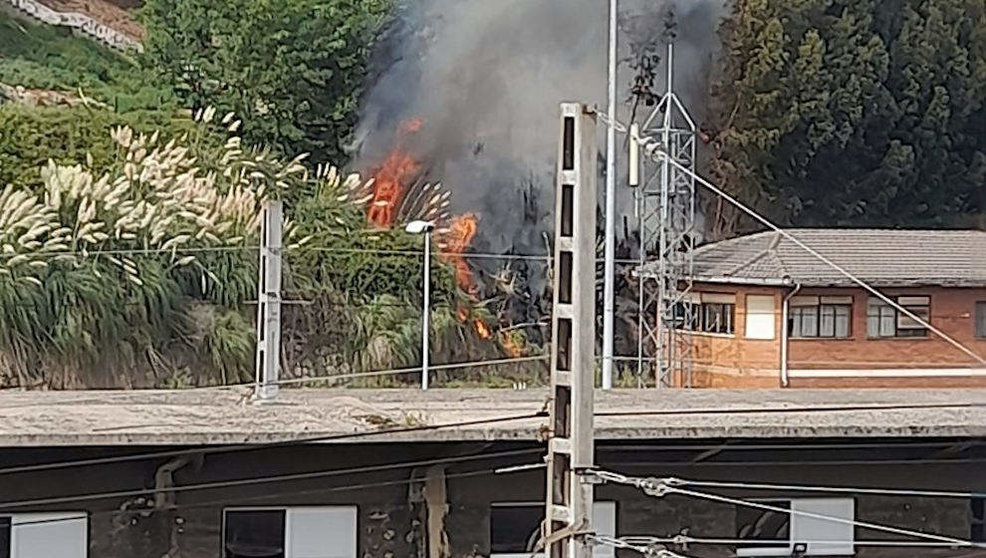 Fuego de vegetación entre la calle Alta y las vías del tren de Santander