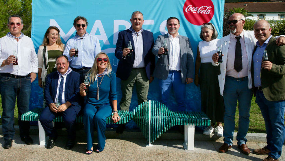 Presentación del banco fabricado con basura marina que se ha colocado en Santoña, dentro del proyecto 'Mares Circulares', impulsado por Coca-Cola