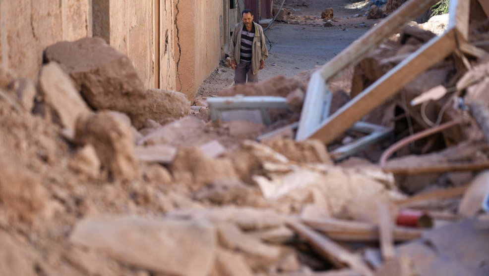 Un hombre observa los escombros de las casas provocados por el terremoto