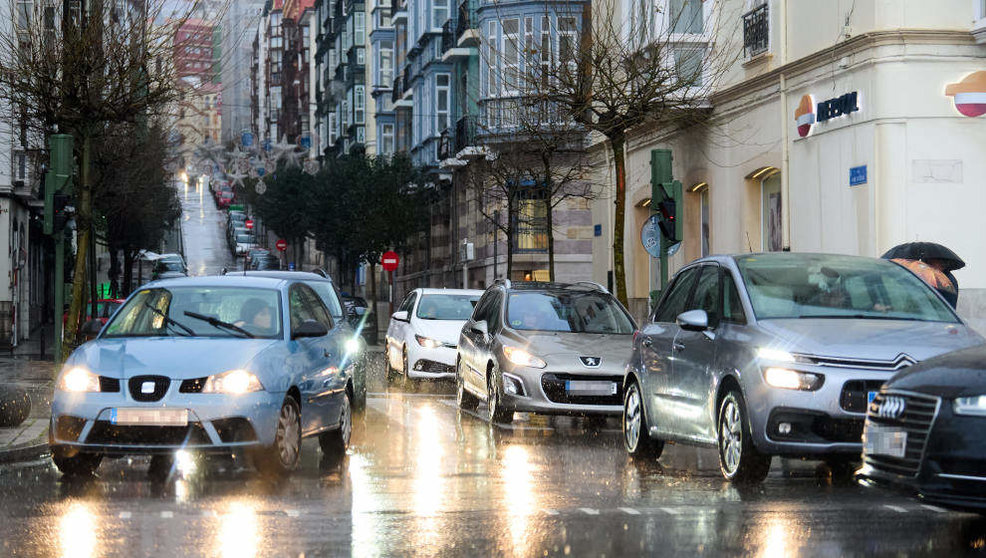 Varios coches circulan por una carretera mojada, a 16 de enero de 2023, en Santander,