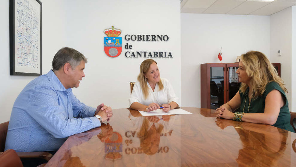 La consejera de Presidencia, Isabel Urrutia, se reúne con la decana del Colegio de Procuradores, Rosaura Díez