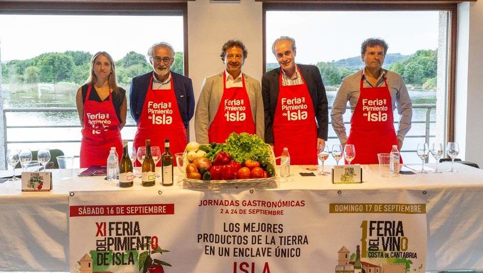 Asistentes a la presentación de la primera edición de la Fiesta del Vino Costa de Cantabria en Isla