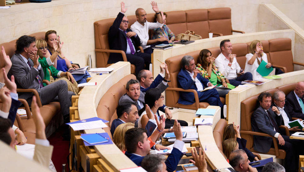 Votación durante la sesión del primer Pleno de legislatura, en el Parlamento de Cantabria, a 18 de septiembre de 2023