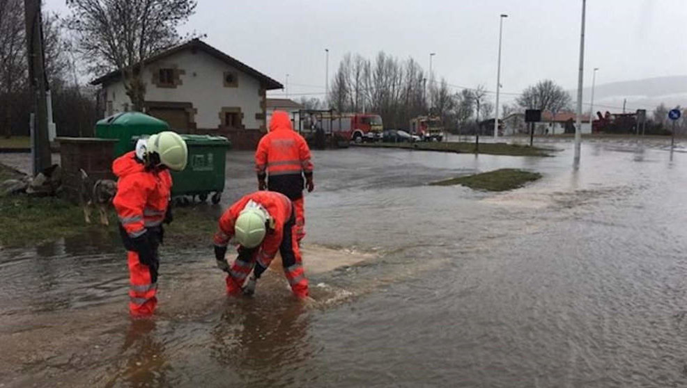 Los servicios de emergencias actúan ante las inundaciones.