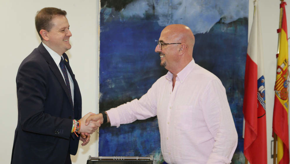  El consejero de Salud, César Pascual, se reúne con el alcalde de San Felices de Buelna, José Antonio Cobo