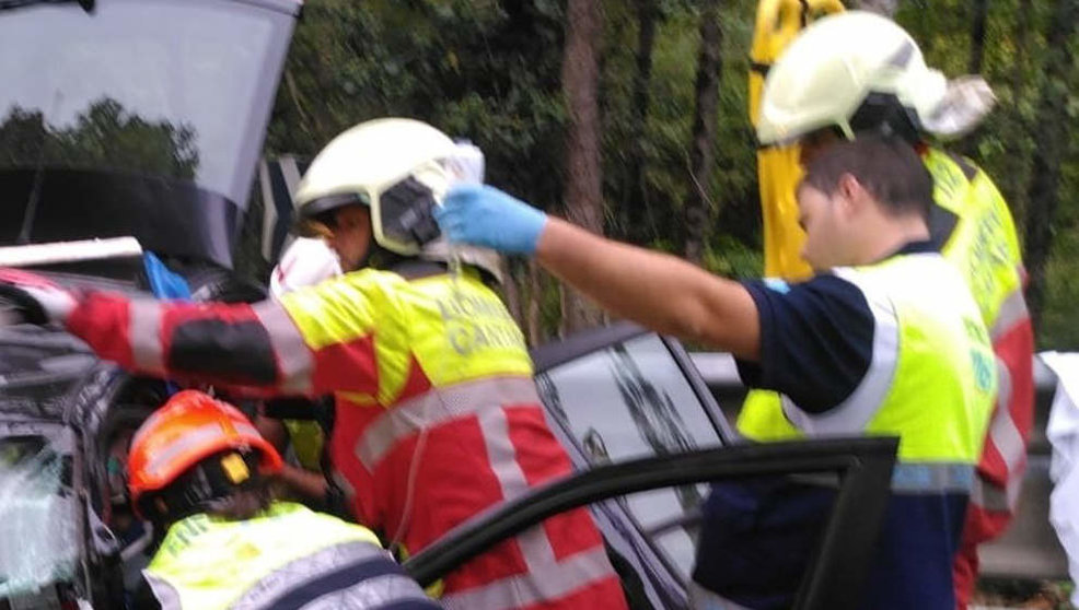  Bomberos atienden a heridos en accidente en Puente Viesgo 