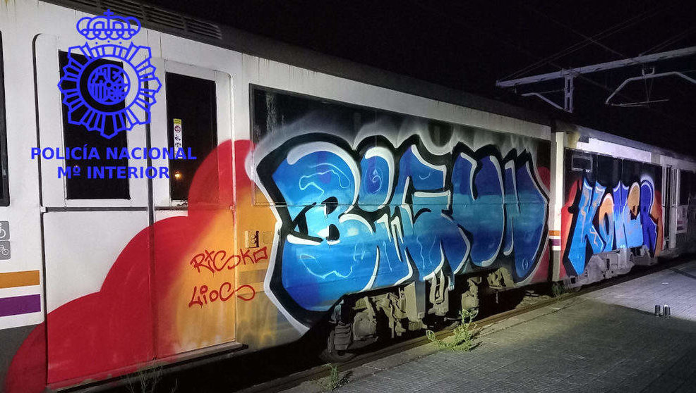 Grafitis en un tren
