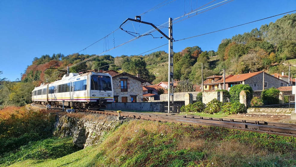 Un tren circulando por Cantabria
