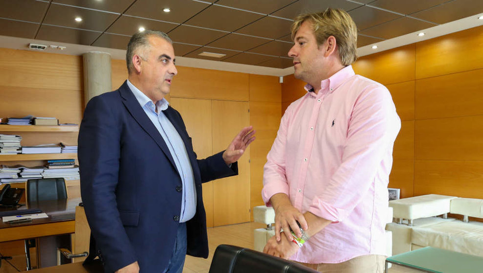  El consejero de Fomento, Ordenación del Territorio y Medio Ambiente, Roberto Media, se reúne con el alcalde de Reocín, Pablo Diestro. 