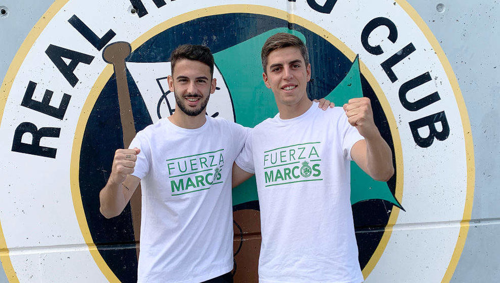 Andrés Martín e Iñigo posando con la camiseta de apoyo a Marcos