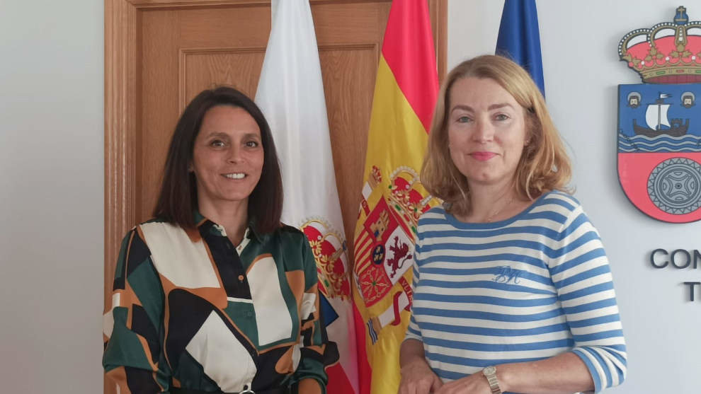 La alcaldesa de Santa Cruz de Bezana, Carmen Pérez Tejedor, y la consejera de Cultura, Turismo y Deporte, Eva Guillermina Fernández 