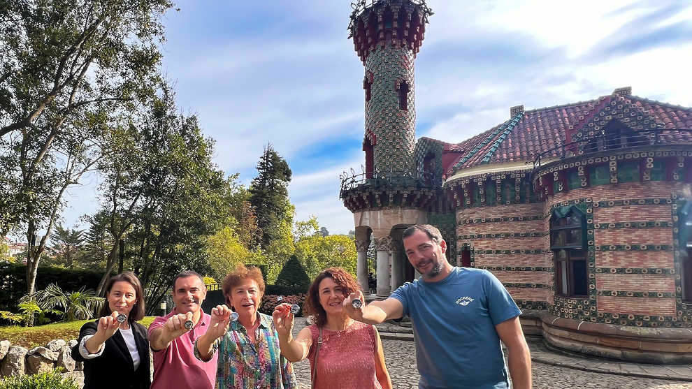 La alcaldesa, María Teresa Noceda, y los concejales de Turismo, Julián Rozas, y de Cultura y Patrimonio, Vanesa Sánchez, en El Capricho de Gaudí para apoyar su candidatura a Best Landmark 2023