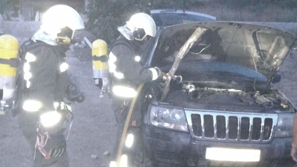 Bomberos sofocan un incendio en un coche en Potes 