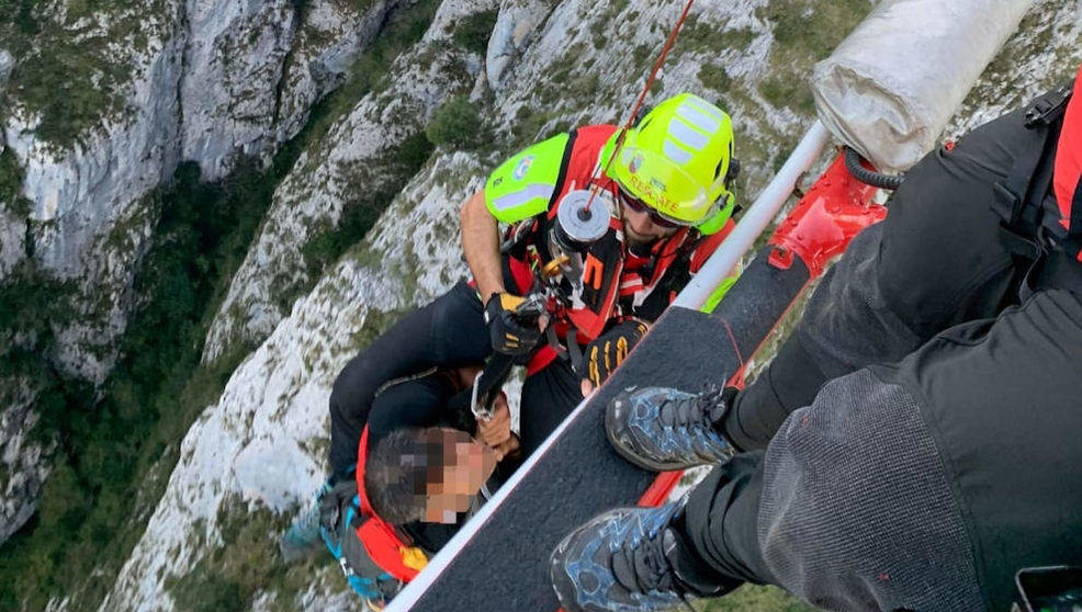 El helicóptero rescata a un montañero desorientado y caído en la ruta Pasada del Picayo, entre Cantabria y Asturias