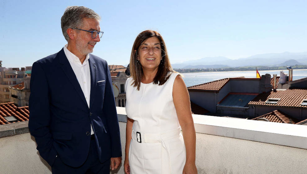 La presidenta de Cantabria, María José Sáenz de Buruaga, y el nuevo presidente de la Autoridad Portuaria de Santander, César Díaz