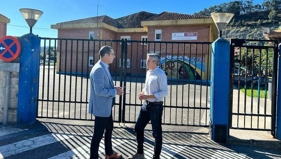 El secretario general del PSC-PSOE, Pablo Zuloaga, visita Val de San Vicente, junto al alcalde, Roberto Escobedo