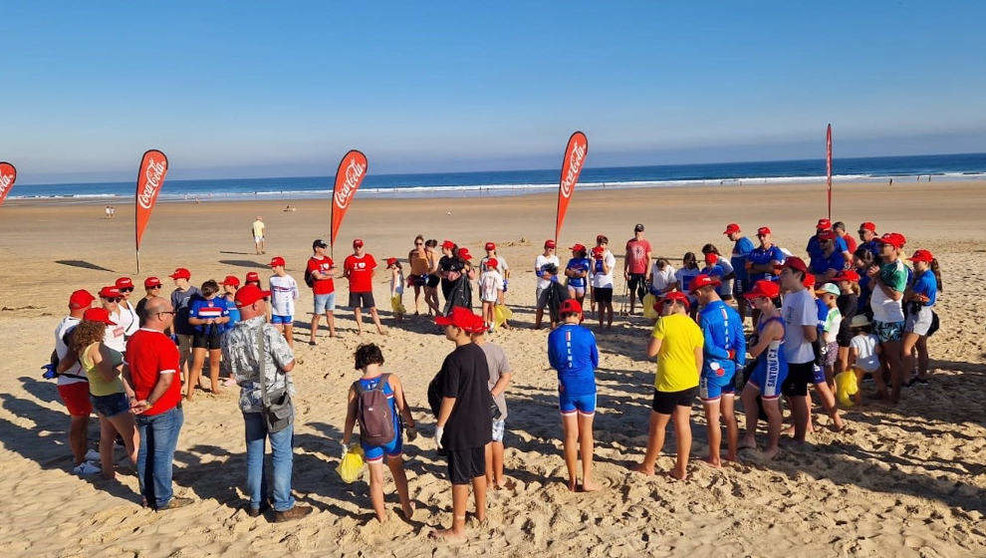 Unos 60 voluntarios del proyecto 'Mares circulares' recogen 87 kilos de basura en la Playa de Berria